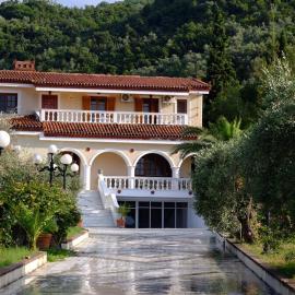 Villa Emmanuela, hotel in Neos Pirgos