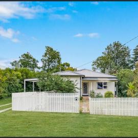 Spacious 4BR Cottage with Fireplace Fully Fenced Pet Friendly, hotel in Katoomba