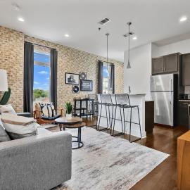 Stylish Midtown Condo Near Vanderbilt & Parthenon, Hotel in Nashville