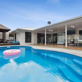 6 Cypress Avenue - Rainbow Beach. Pool. Pets. Aircon.Wifi, hotell sihtkohas Rainbow Beach