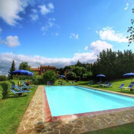 Farmhouse with pool, views, hotel in San Quirico dʼOrcia