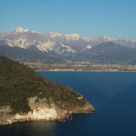 4 bedrooms apartment with jacuzzi,garden and BBQ next seaside, hotel in Sarzana