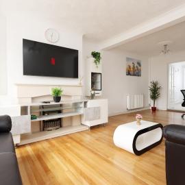 4-Bedroom House with 5 Beds, Dining Room, EV Charger & Private On-Site Parking, Hotel in Coity
