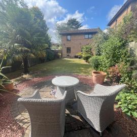 Superb Comfy 2 Bed House, Responsive & Caring Hosts Free WiFi & Parking, Close to MK Centre, Train Station, Santander, Network Rail by Webbhill Stays, hotel in Milton Keynes