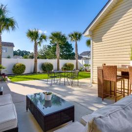 Coastal Home w/ Yard < 1 Mi to Old Town Bluffton!, хотел в Блъфтън