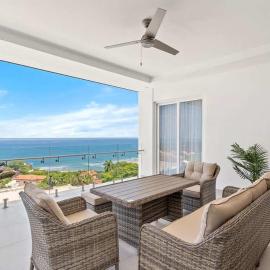 Infinity Pools, Ocean Views, Gym & Concierge
