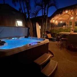 Oceanside Bungalow, Walk to Beach & Pier, Private Hot Tub, Beach Gear, hotel in Oceanside