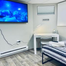 Bright, Stylish and Comfy Luxury Room With Workspace!, hotel u gradu Haledon
