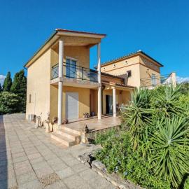 Chambre privée cosy, salle de bain et terrasse, готель у місті Millas