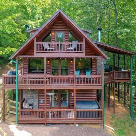 Family Time Cabin - Cozy Outdoor Lounges, Firepit, Hot Tub & Game Room, hotel a Blue Ridge