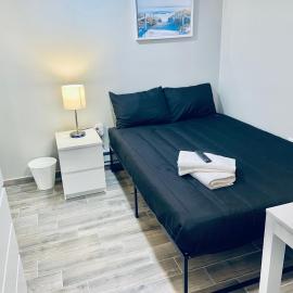 Bright, Stylish and Comfortable Room with Workspace!, hotel u gradu Haledon