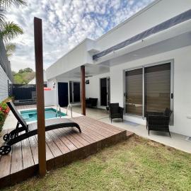 Modern Home with Private Pool - Selva Coral in Jaco - Just steps from the beach, hotell sihtkohas Jacó