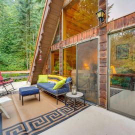 Explore Mt St Helens: A-Frame Chalet w/ Deck!, hotel Cougarban