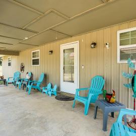 ChickInn Fire Pit Retreat Near Spring River!, hotel din Hardy