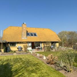 The Sunflower - Huge 240m2 7-bedroom house for many people - Free parking - 15 beds, 2 kitchen & 3 bathrooms