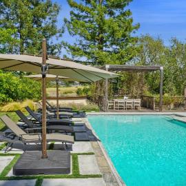 Retreat w/ hot tub, fire pit, bocce, & playground!, Hotel in Santa Rosa