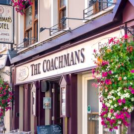 Coachmans Townhouse Hotel، فندق في كينماري