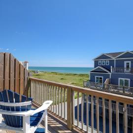Pelican's Treasure- Oceanfront Retreat with Hot Tub, hotel in North Topsail Beach