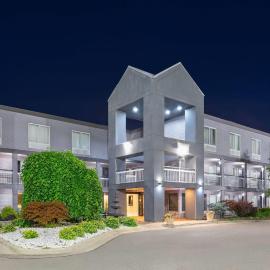 Howard Johnson by Wyndham Romulus Detroit Metro Airport, hotel en Romulus