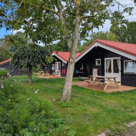 The Bee - Trekkershuts & Apartment, hotel u gradu Opperdoes
