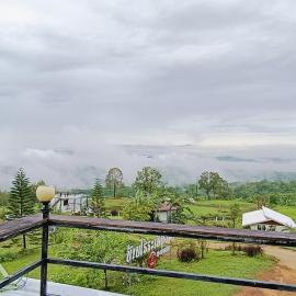 บ้านไร่ระเบียงฟ้า น้ำหนาว แคมป์ปิ้ง, hotel in Ban Phu Hi