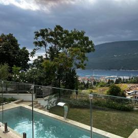 Modern 4BR & 3BR Villa with Pool, Near Portonovi, hotel in Kumbor