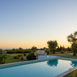 Villa Falcone - Luxury Pool Sea View、リド・マリーニのホテル
