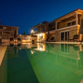Aura Luxury Home, hotel a Pogoniá