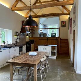 Private & Spacious Cotswold Barn, hotel a Hankerton