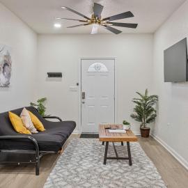 Glorius Amazing 2BR1BA Stay Near Lively Downtown