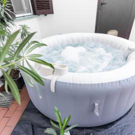 Zen Jacuzzi Retreat mit Terrasse, Garage, Klimaanlage, 24 - 7 Check-in, Netflix und Disney Plus, hotel in Casale Monferrato