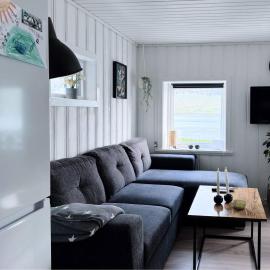 Charming house with amazing sea view, hotel em Hvalba