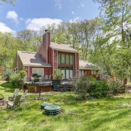 Hot tub, Sauna, fire pit, games and nature in Lake Poconos, hotel sa Pocono Summit