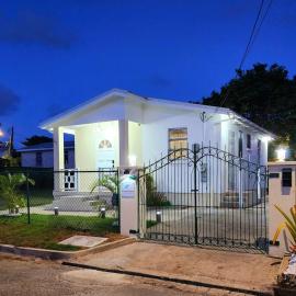 Christ Church में, होटल CoralStone Escape near beach and airport with private garden