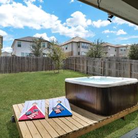 Hot Tub Getaway Game Room Office Yard BBQ WiFi, hotel a San Antonio