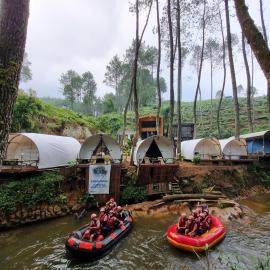 Tepian Pinus Glamping, hotel i Palayangan