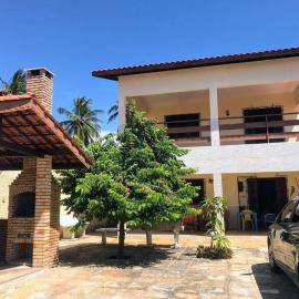 Casa com churrasqueira, varanda e uma brisa especial