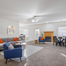 Spacious 6 bed Bentonville House, Sleeps 12, Smart TVs, Wi-Fi, Hotel in Bentonville