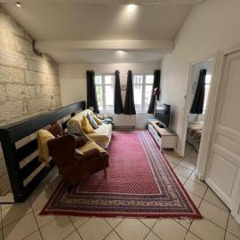 Maison entière - centre ville, parking réservé, hotel a Saintes