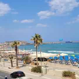 Aureta Beachfront Apartment Free Parking, hotel a Áyios Andónios