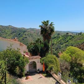 Amazing Spanish Casa with Sea View, 30 min from Málaga, hotel a Moclinejo