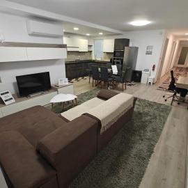 Modern 3-Bedroom Apartment - Ideal for Families and Business - Near Airport, Hotel in Luqa