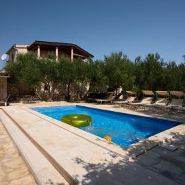 Apartman Magas with private pool, hotelli kohteessa Vinjerac