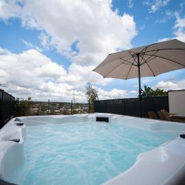 La Bulle Dorée Luxury private Jacuzzi House 4 chambres cœur du centre touristique, hotel in Amnéville