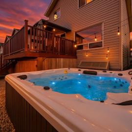 5BD Jungle Oasis - Hot Tub - BBQ - King Bed - Games - AC, hotel in Edmonton