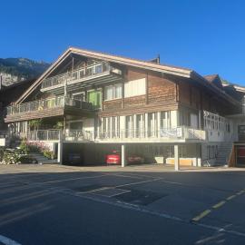 Dachwohnung mit Balkon am Brienzersee, Brienz BE: Brienz şehrinde bir otel