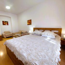Spacious 2-Bedroom Apartment in City Center 80 m, hotel in Hradec Králové