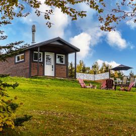 Chalet le Coyote Lac, Micro Ferme, Sentier Du Domaine, Vue Sur Les Monts, Idéal 2 4 Personnes, hotel in Saint-Philémon