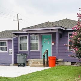 QUICK 1 mile to Ft Sill! Wizard Cottage sleeps 5 adults & Pets Welcome!