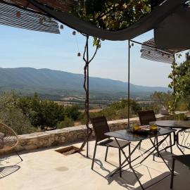 Bastidon avec vue et piscine au coeur du Luberon, hotel i Céreste